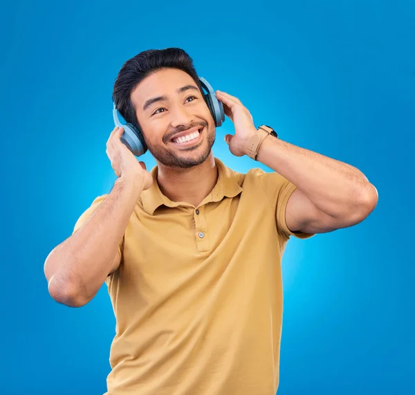 Ouvir Música Asiático Homem Com Sorriso Fones Ouvido Fundo Azul — Fotografia de Stock