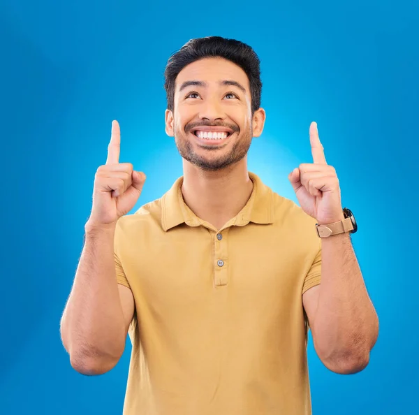 Sonrisa Hombre Casual Asiático Apuntando Hacia Arriba Promoción Oportunidad Contra —  Fotos de Stock