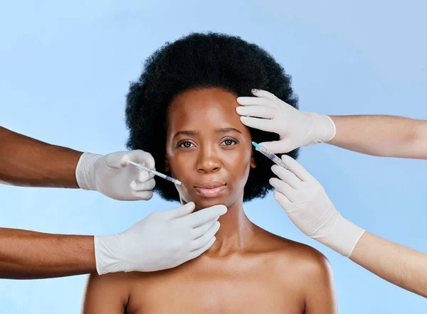 Zwarte Vrouw Gezichtsinjectie Schoonheid Portret Cosmetische Ingreep Lipplamuur Dermatologie Blauwe — Stockfoto