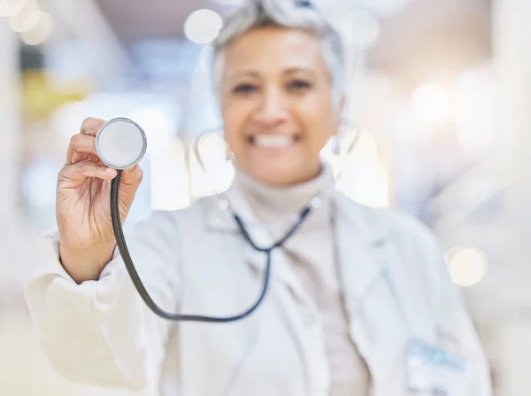 Portret Lek Stetoskop Starszą Panią Doktor Szpitalu Kardiologię Lub Leczenie — Zdjęcie stockowe