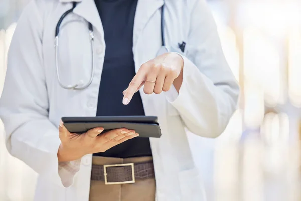 Dłonie Lekarz Cyfrowy Tablet Badań Szpitalu Telezdrowia Opieki Zdrowotnej Klinice — Zdjęcie stockowe