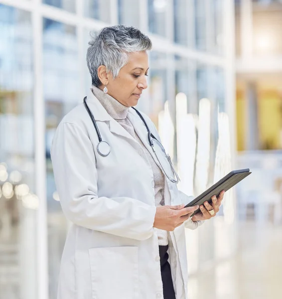 Médico Mulher Tablet Para Revisão Médica Pesquisa Dados Aplicativo Saúde — Fotografia de Stock