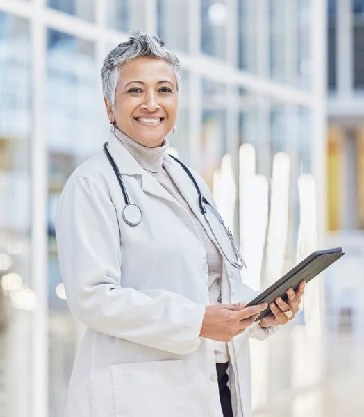 Portret Lekarza Kobiety Tabletki Przeglądu Medycznego Badań Danych Opieki Zdrowotnej — Zdjęcie stockowe