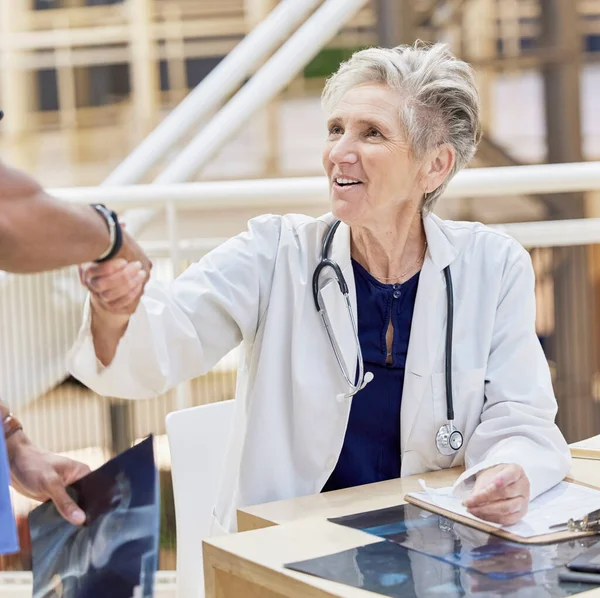 Senior Doctor Shaking Hands Introduction Thank You Congratulations Gesture Health — Stock Photo, Image