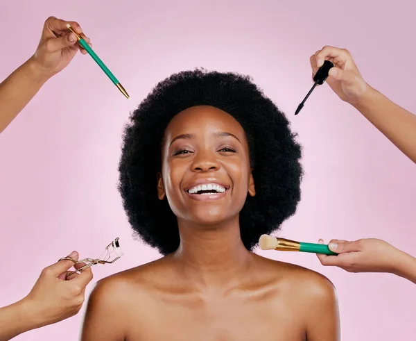 Portre Gülümseme Kozmetik Aletleri Olan Siyah Bir Kadın Stüdyonun Arka — Stok fotoğraf