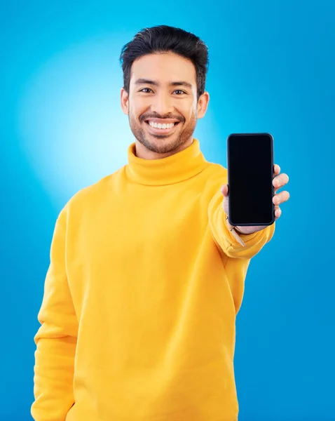 Publicidade Retrato Homem Com Smartphone Fundo Azul Feliz Para Redes — Fotografia de Stock