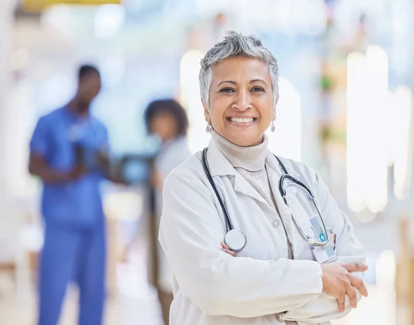 Lekarz Portret Starsza Kobieta Ramionami Skrzyżowane Szpitalu Dla Opieki Zdrowotnej — Zdjęcie stockowe