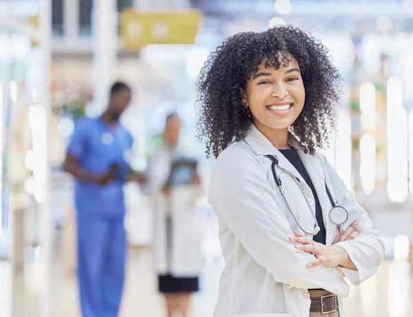 Dokter Portret Vrouw Glimlachen Met Armen Gekruist Het Ziekenhuis Voor — Stockfoto