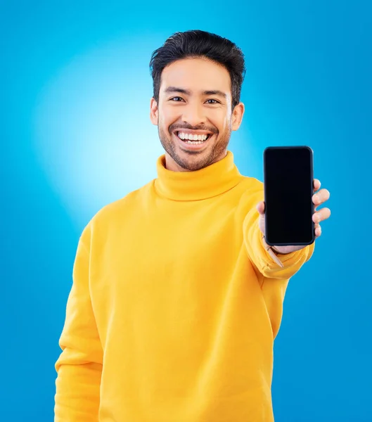 Marketing Retrato Homem Com Smartphone Fundo Azul Feliz Para Comunicação — Fotografia de Stock