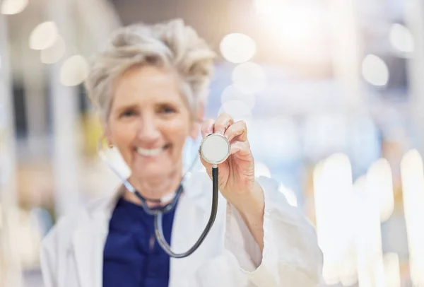 Retrato Salud Estetoscopio Con Una Anciana Doctora Hospital Para Cardiología — Foto de Stock