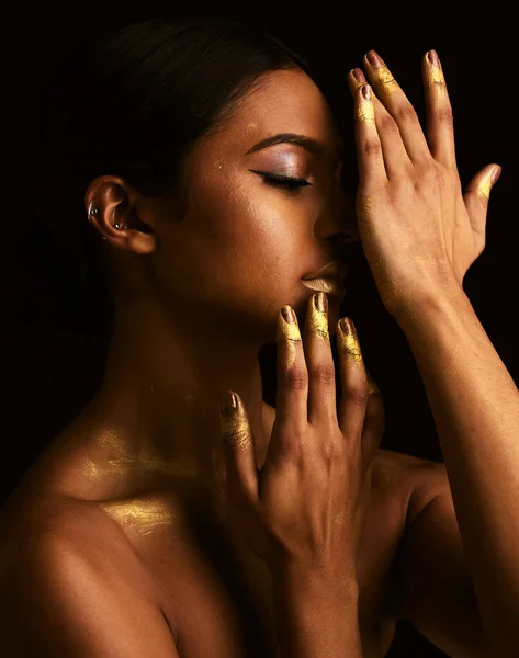 Mulher Maquiagem Dourada Estúdio Para Pintura Beleza Arte Corporal Para — Fotografia de Stock