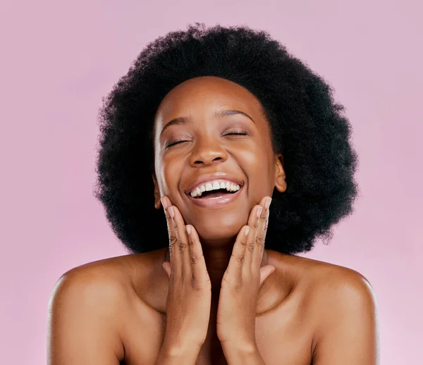 Grappig Cosmetica Zwarte Vrouw Met Huidverzorging Luxe Verzorging Een Roze — Stockfoto