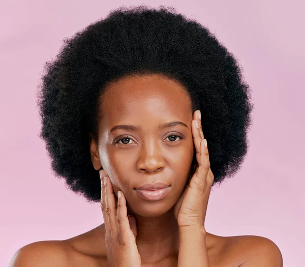 Svart Kvinna Rörande Ansikte Och Naturlig Skönhet Med Afro Hår — Stockfoto