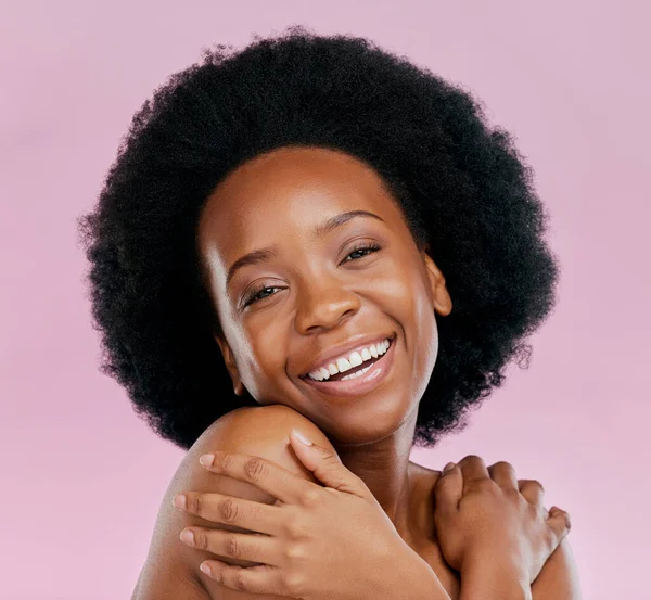 Gezicht Huidverzorging Opgewonden Zwarte Vrouw Met Schoonheid Studio Geïsoleerd Een — Stockfoto