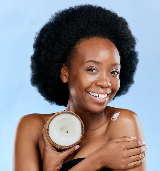 Portret Lichaam Kokosnoot Met Een Model Zwarte Vrouw Studio Een — Stockfoto