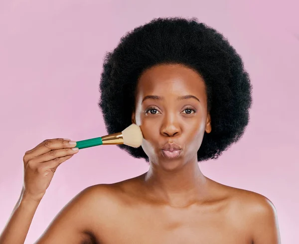 Gezicht Make Zwarte Vrouw Met Borstel Kus Schoonheid Studio Geïsoleerd — Stockfoto