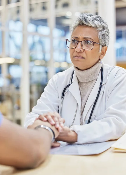 Médico Senior Con Paciente Mano Apoyo Mujer Con Malas Noticias —  Fotos de Stock