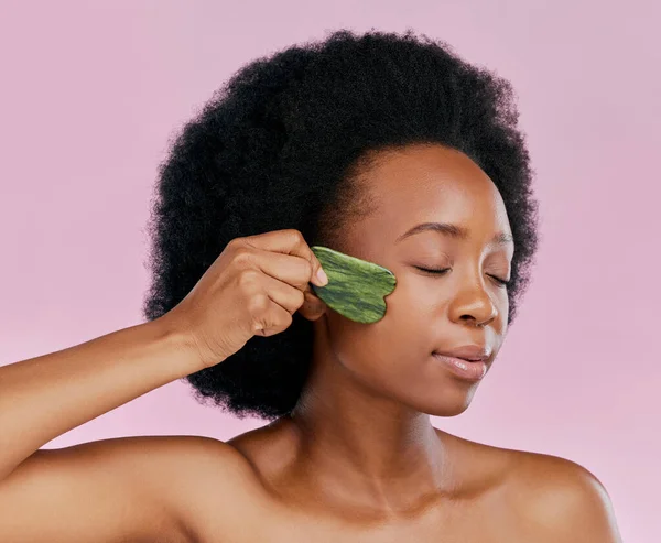 Gua Sha Massage Zwarte Vrouw Met Natuurlijke Schoonheid Gezichtsverzorging Huidgloed — Stockfoto