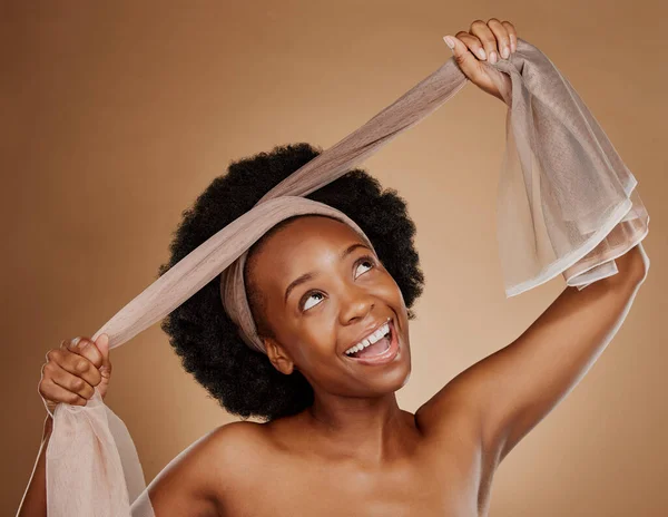 Ισοπαλία Άφρο Χαρούμενη Μαύρη Γυναίκα Κορδέλα Στο Studio Για Ομορφιά — Φωτογραφία Αρχείου