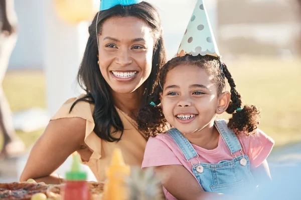 Impreza Outdoor Matka Dziewczyną Urodziny Uroczystości Szczęściem Wydarzenie Wesoły Mama — Zdjęcie stockowe