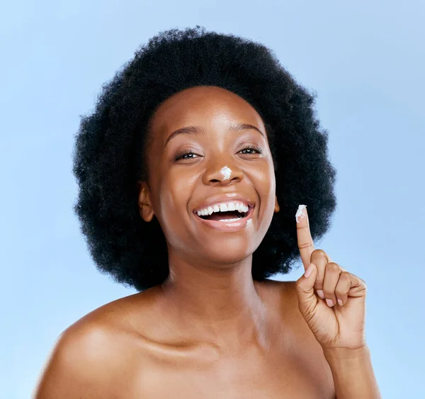 Zwarte Vrouw Portret Crème Neus Schoonheid Huidverzorging Cosmetica Blauwe Achtergrond — Stockfoto