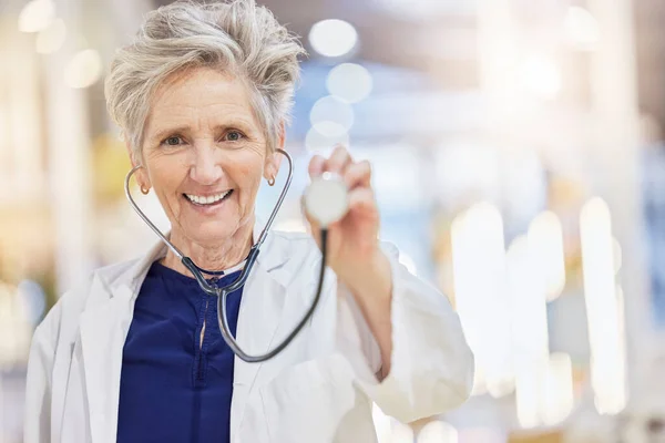 Portret Opieka Zdrowotna Stetoskop Starszą Panią Doktor Szpitalu Kardiologię Lub — Zdjęcie stockowe