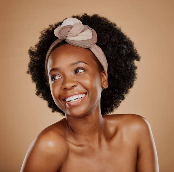 Zwarte Vrouw Glimlach Haarsjaal Voor Verzorging Studio Geïsoleerd Een Bruine — Stockfoto