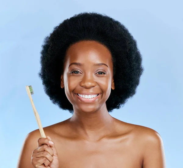 Gezicht Bamboe Tandenborstel Zwarte Vrouw Glimlachen Studio Geïsoleerd Een Blauwe — Stockfoto