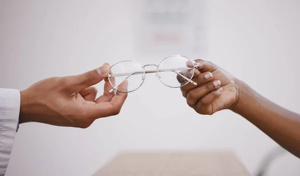 Ruce Zrak Nebo Brýle Optometristou Zákazníkem Obchodě Brýlemi Detailní Záběr — Stock fotografie