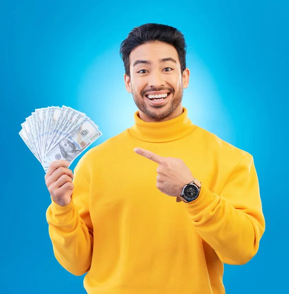 Pieniądze Portret Studyjny Szczęśliwy Człowiek Wskazują Dolary Nagrodę Konkursową Lub — Zdjęcie stockowe