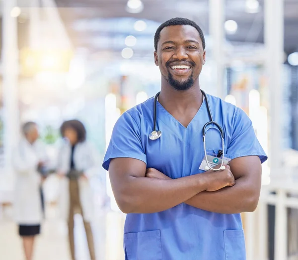 Портрет Медсестра Черный Мужчина Скрещенными Руками Здравоохранение Счастье Больнице Африканский — стоковое фото
