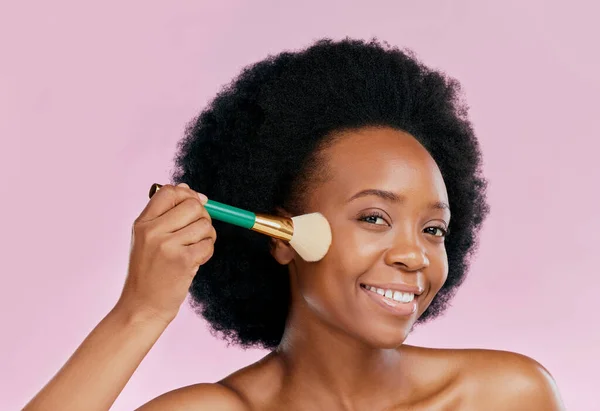 Mulher Negra Escova Maquiagem Com Beleza Retrato Fundação Aplicação Sobre — Fotografia de Stock