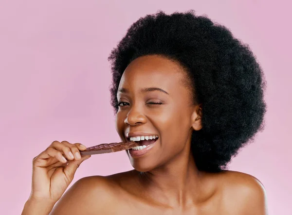 Zwarte Vrouw Het Eten Van Chocolade Dieet Met Snoep Schoonheid — Stockfoto