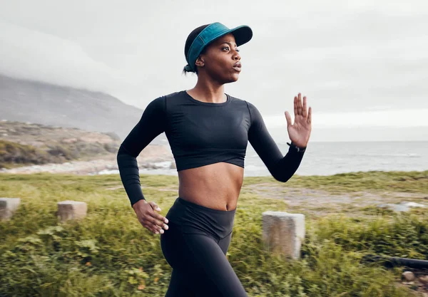 Γυμναστική Τρέξιμο Και Καρδιο Μαύρη Γυναίκα Στη Φύση Για Την — Φωτογραφία Αρχείου