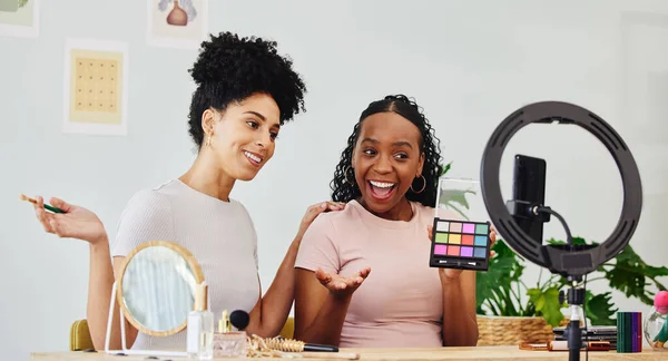Vlogging Przyjaciele Kobiety Robi Tutorial Makijażu Wraz Technologią Dla Mediów — Zdjęcie stockowe