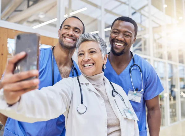 记忆力 自理能力和医护人员在医院与同事 职业和社交媒体合作 微笑或开朗 护士或有联系的团体 医护专业人员或有记忆力的团队 — 图库照片