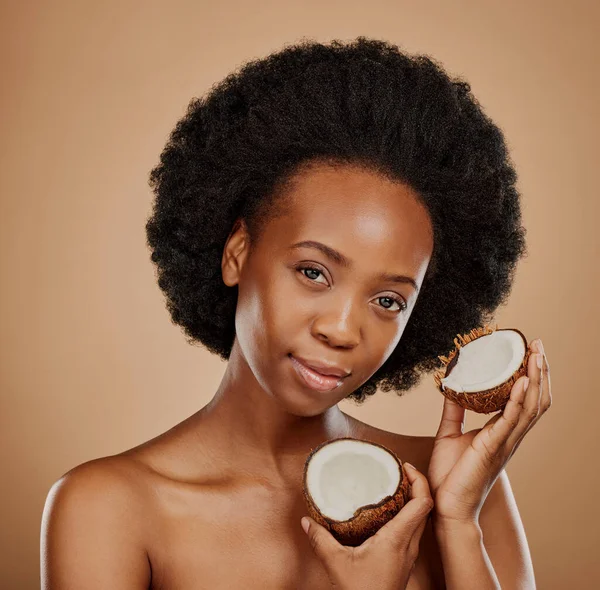Portret Gezicht Kokosnoot Met Een Model Zwarte Vrouw Studio Een — Stockfoto