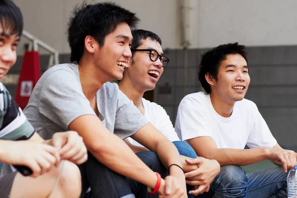 Homens Asiáticos Grupo Estudantes Campus Com Sorriso Relaxar Animado Juntos — Fotografia de Stock