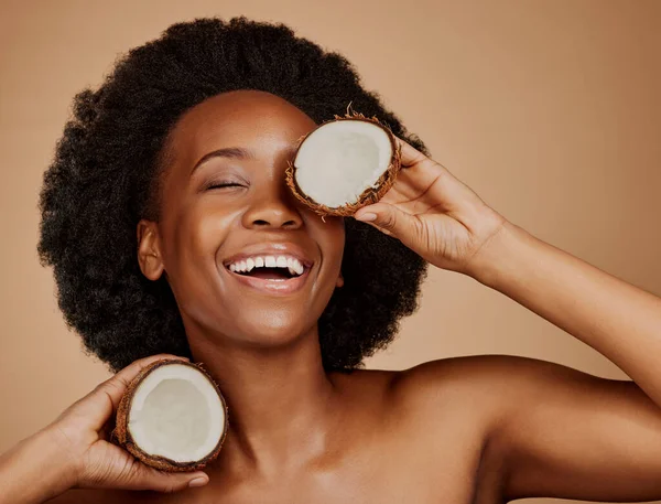 Vrolijke Stralende Zwarte Vrouw Met Kokosnoot Voor Huidverzorging Dermatologische Behandeling — Stockfoto