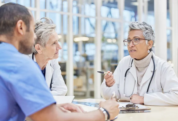 Reunião Gestão Médicos Pessoas Conversando Planejamento Hospital Saúde Documentos Clínicos — Fotografia de Stock