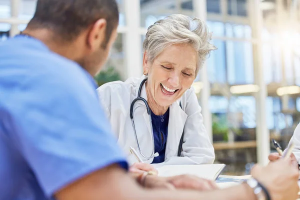 Spotkanie Śmiech Lekarze Lub Osoby Rozmawiające Planujące Zarządzanie Szpitalem Opieką — Zdjęcie stockowe