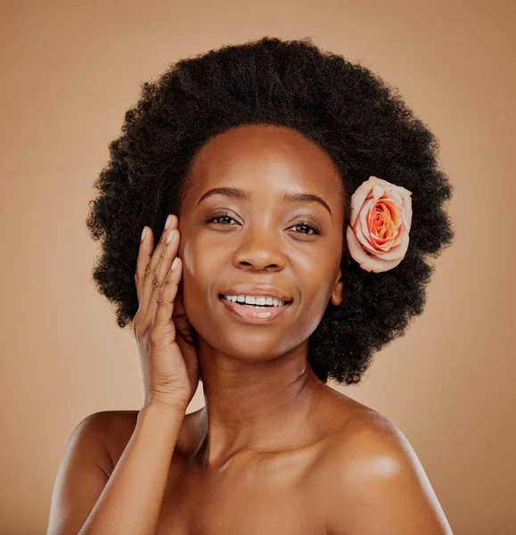 Zwarte Vrouw Gezicht Huidverzorging Met Roos Studio Geïsoleerd Een Bruine — Stockfoto