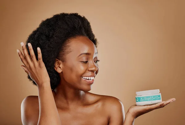Щаслива Мисляча Чорна Жінка Продуктом Догляду Волоссям Здоров Світлом Посмішка — стокове фото