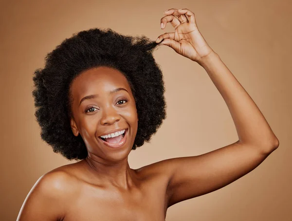 Ansikte Upphetsad Svart Kvinna Och Hårvård För Afro Studio Isolerad — Stockfoto