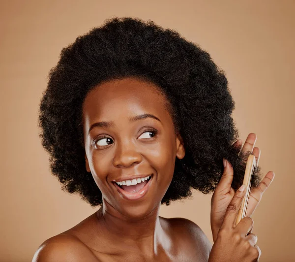 Saç Bakımı Mutlu Siyah Kadın Stüdyoda Fırça Kahverengi Arka Plan — Stok fotoğraf