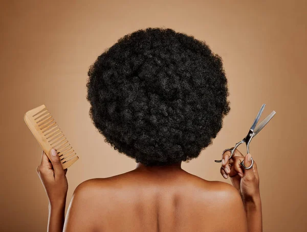 Saçını Kestirmek Için Kahverengi Arka Planda Siyah Bir Kadınla Arkaya — Stok fotoğraf
