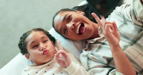Mutter Kind Und Selfie Mit Lustigem Gesicht Schlafzimmer Friedenszeichen Oder — Stockvideo