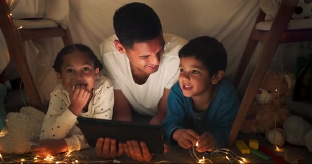 Nacht Vader Kinderen Met Een Tablet Streaming Films Geluk Met — Stockvideo