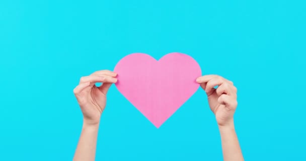 Blauwe Achtergrond Ruimte Handen Met Een Hartkaart Voor Liefde Valentijnsdag — Stockvideo