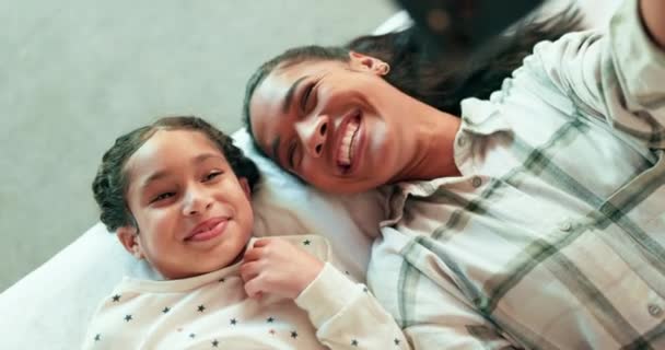 Mam Meisje Kind Selfie Bed Met Glimlach Zorg Liefde Voor — Stockvideo